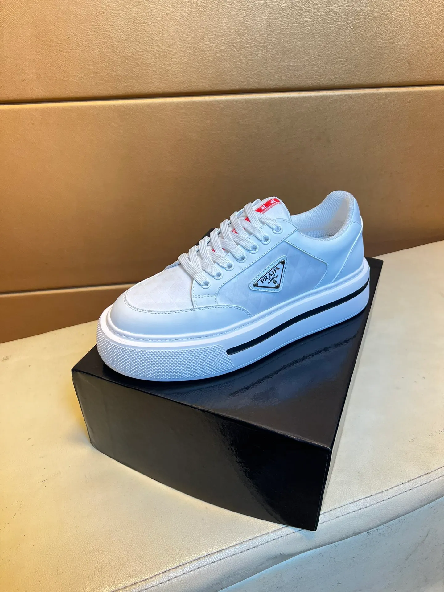 pp560💰👑👑《PRADA》【Classic Original Version】Prada: Top 🔝 Purchasing Agent 🔍🔍Sold at the latest men’s counter simultaneously, imported high-quality original version from Italy 🇮🇹: 🔝Brand silk calfskin·Shoe height, brand logo·Brand high mercerized canvas cloth·Tongue screen printing Brand logo: Prominent (high-end, extravagance, class), exquisite workmanship (imported Italian 🇮🇹 water-based mesh lining, 🐂cowhide feet), soles: original soles specially provided by the original factory, double-layer movable molding: transparent air cushion bottom, environmentally friendly, wear-resistant, ultra-light, comfortable, 🌲🌲🌲, real-life photos 🎬The real ones are more beautiful Wide code number 38-44 (45 46 customized)